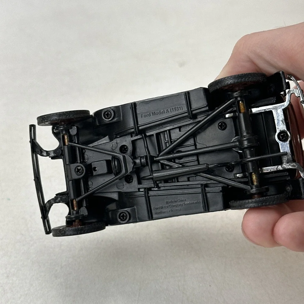 1931 Ford Model A 1:32 Diecast Car Brown Black Opening Doors